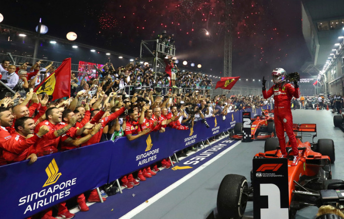 Sebastian Vettel aus Deutschland vom Team Scuderia Ferrari freut sich nach seinem ersten Saisonsieg. Foto: Lim Yong Teck/Ap/dpa