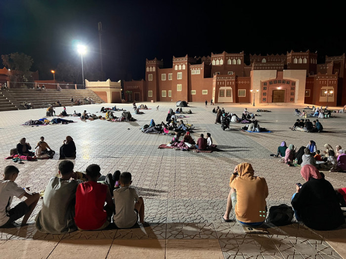 Dieses mit einem Mobiltelefon aufgenommene und von der chinesischen staatlichen Nachrichtenagentur Xinhua zur Verfügung gestellte Foto zeigt Bewohner der Stadt Ouarzazat, die nach einem Erdbeben auf einem freien ... Foto: Wang Dongzhen/Xinhua/dpa