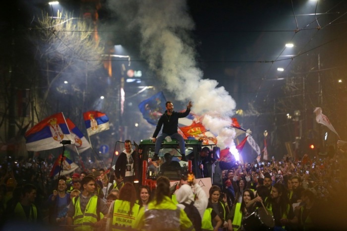 Die Bauern, die die Studentenproteste unterstützen, treffen vor dem Einmarsch der Universitätsstudenten in Belgrad ein. Foto: epa/Andrej Cukic