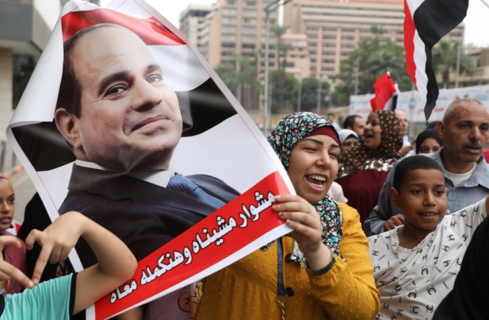 Anhänger des ägyptischen Präsidenten Abdel Fattah al-Sisi nehmen an einer Kundgebung zur Unterstützung seiner Kandidatur. Foto: epa/Khaled Elfiqi