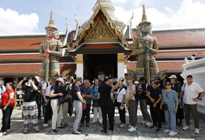 Touristen vor dem Wat Phra Kaew in Bangkok: Die Hauptstadt erwirtschaftete zuletzt rund 899 Milliarden Baht an Tourismuseinnahmen und zählt damit zu den wichtigsten Einnahmezentren des Landes. Foto: epa/Rungroj Yongrit