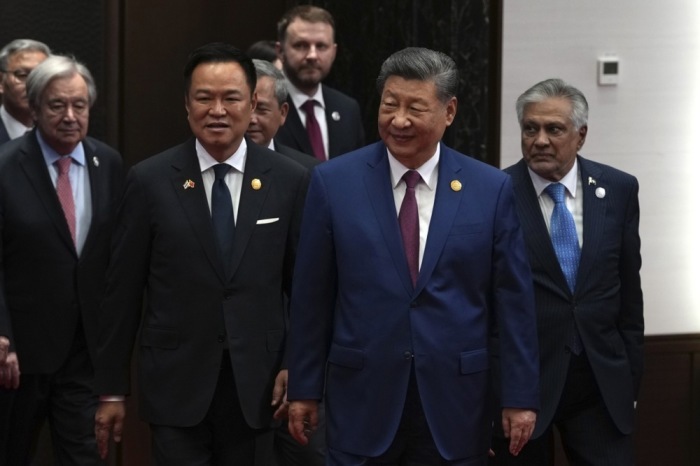 Premier Anutin Charnvirakul nimmt gemeinsam mit UN-Generalsekretär António Guterres, Chinas Staatspräsident Xi Jinping und Pakistans Vizepremierminister Mohammad Ishaq Dar an der Eröffnung der World AI Conference teil. Foto: epa/Ng Han Guan