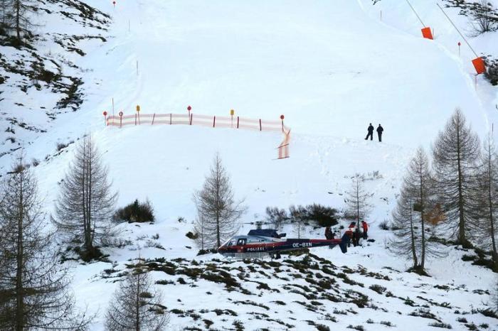 Ein Polizei-Hubschrauber steht an einer Unfallstelle am Hintertuxer Gletscher im Zillertal, wo eine 28-jährige Niederländerin tödlich verunglückte. Foto: Zoom.Tirol/Apa/dpa