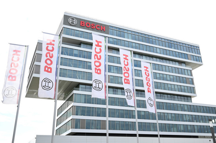 Das Logo des Industriekonzerns und Automobilzulieferers Bosch ist am Bosch Campus zu sehen. Foto: Bernd Weißbrod/dpa