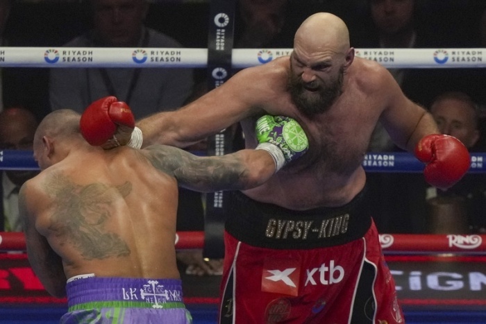 WM, Rückkampf, Usyk - Fury. Der britische Boxer Tyson Fury (r) und der ukrainische Boxer Oleksandr Usyk kämpfen. Foto: Frank Augstein/Ap/dpa