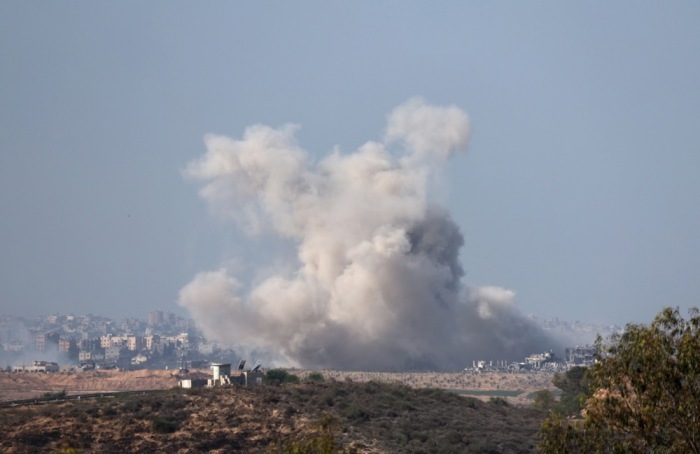 Nach dem israelischen Luftangriff auf Beit Hanoun im nördlichen Gazastreifen steigt Rauch auf. Foto: epa/Atef Safadi