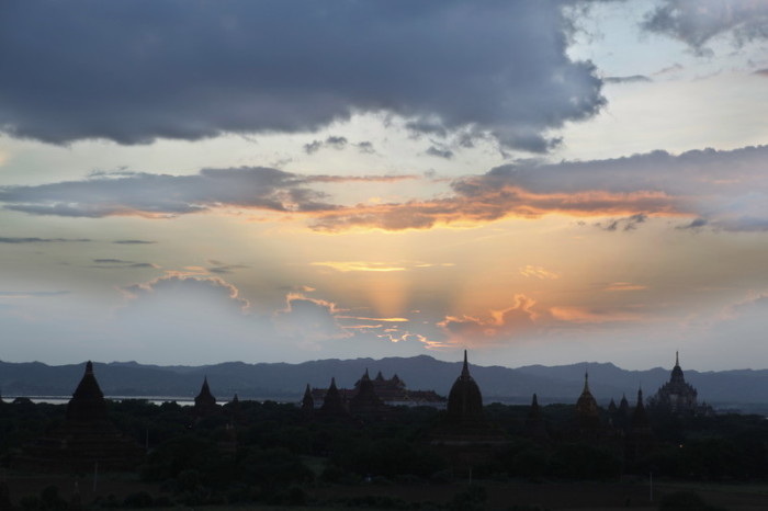  Sonnenuntergang in der ehemaligen Königsstadt Bagan. Foto: epa/Nyein Chan Naing