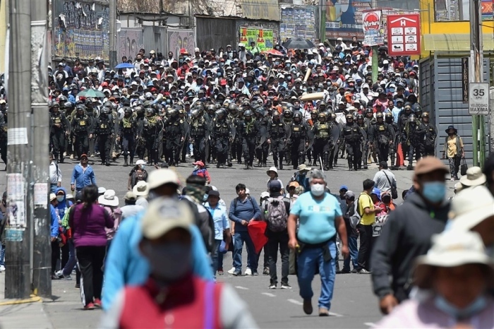 Polizeibeamte bewachen eine Demonstration von Anhängern des abgesetzten Präsidenten Pedro Castillo in Arequipa. Foto: epa/Jose Sotomayor