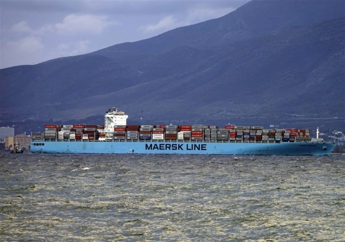 Der Containerfrachter Maersk Guayaquil wird bei der Einfahrt in den Hafen von Málaga von Schleppern unterstützt. Foto: epa/Mauritz Antin