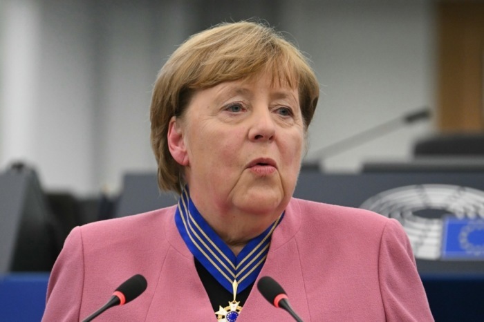 Angela Merkel spricht nach der Verleihung des Europäischen Verdienstordens im EU-Parlament. Foto: epa/Sebastien Bozon