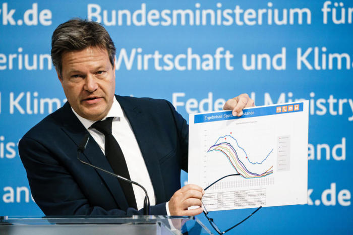 Der deutsche Wirtschafts- und Klimaminister Habeck kündigt die zweite Stufe des Gasnotstandsplans an. Foto: epa/Clemens Bilan