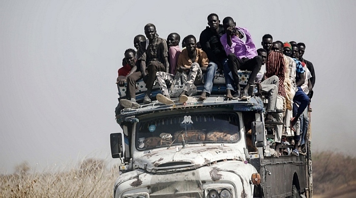 Sudanesische Flüchtlinge und südsudanesische Rückkehrer fahren auf einem Lastwagen, der sie von der Grenze in Richtung der Stadt Renk im Südsudan. Foto: EPA-EFE/Amel Pain