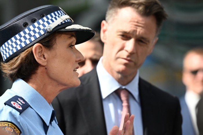 NSW-Premier Chris Minns (R) und Polizeipräsidentin Karen Webb (L) sprechen am Tatort der Massenstecherei vom 13. April in Bondi Junction in Sydney zu den Medien. Foto: EPA-EFE/Dean Lewins