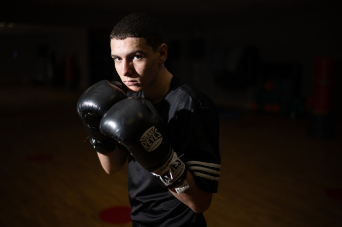Arminius Rolle, 15-jähriger Boxprofi, steht in einem Fitnessstudio. Foto: Sebastian Christoph Gollnow/dpa