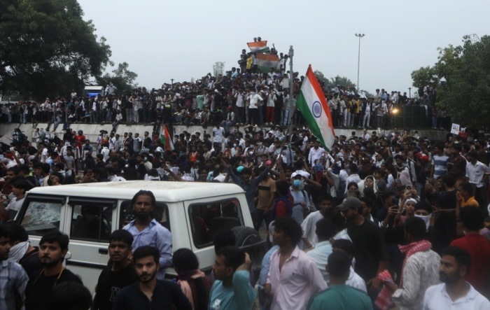 Demonstranten der indischen „Cockroach Janta Party“ marschieren zum Parlament, nachdem ein im Hungerstreik befindlicher Aktivist in Neu-Delhi entfernt wurde. Foto: epa/Vijay Pandey