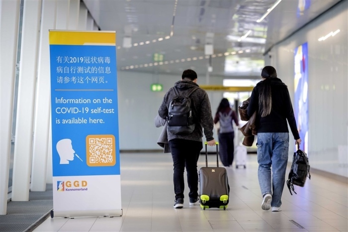Chinareisende erhalten in Schiphol Covid-Selbsttests. Foto: epa/Robin Van Lonkhuijsen