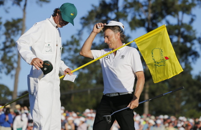 Bernhard Langer of Germany reacts after finishing his round on the eighteenth hole during the final round of the 2016 Masters Tournament at the Augusta National Golf Club in Augusta. Foto: Erik S. Lesser/dpa