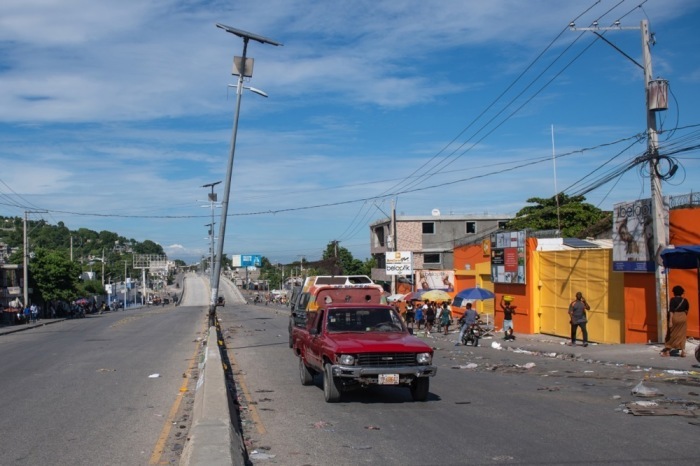 Ein Auto fährt auf einer fast leeren Straße in Port-au-Prince. Foto: epa/Johnson Sabin