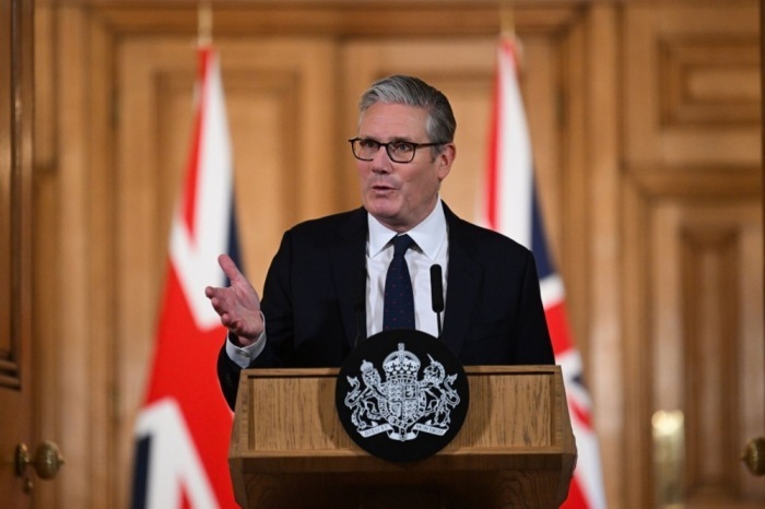 Keir Starmer spricht in der Downing Street über geplante Einschränkungen für die Nutzung sozialer Medien durch Jugendliche. Foto: epa/Jaimi Joy/pool