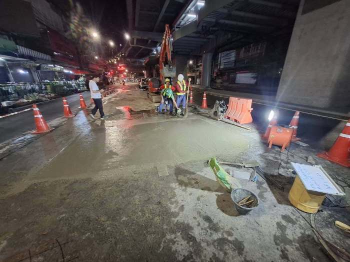 Arbeiter verfüllen die beschädigte Fahrbahn mit Schnellbeton, um die Straße noch in derselben Nacht wieder für den Verkehr freizugeben. Bild: Bangkok Metropolitan Administration (BMA)