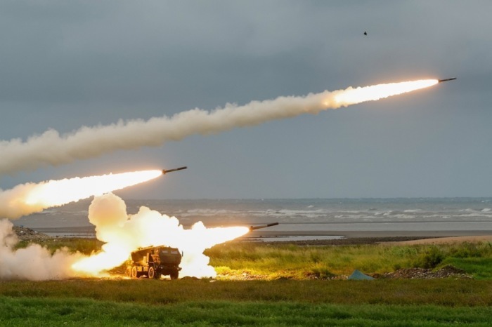 US-amerikanische HIMARS-Raketenwerfer der taiwanischen Streitkräfte feuern bei einer Militärübung in Taichung. Das Manöver dient der Überprüfung neuer Waffensysteme. Foto: epa/Ritchie B. Tongo