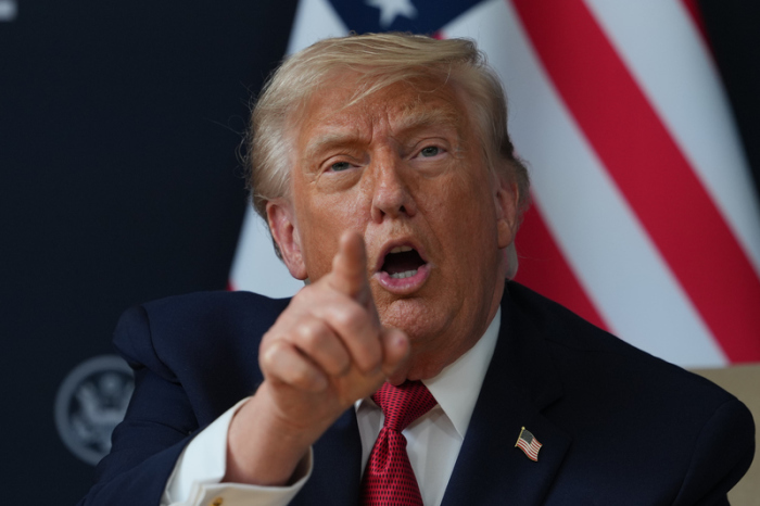 Donald Trump gestikuliert bei einem Treffen mit dem indischen Premierminister am Rande des G7-Gipfels in Évian-les-Bains. Foto: AP/dpa/julia Demaree Nikhinson