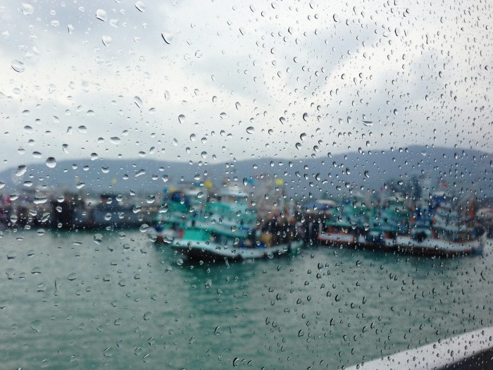 Regen und Gewitter bestimmen derzeit das Wettergeschehen in Thailand. Das Wetteramt warnt regional vor Starkregen, rauer See und möglichen Überschwemmungen. Foto: Alexey Demidov/Unsplash