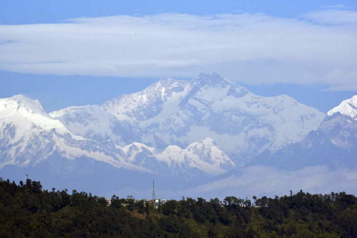 Schnee liegt auf dem Gipfel des Kangchendzönga. Der bekannte Bergsteiger Luis Stitzinger aus dem Allgäu wird im Himalaya vermisst. Foto: Indranil Aditya/Nurphoto Via Zuma Press/dpa