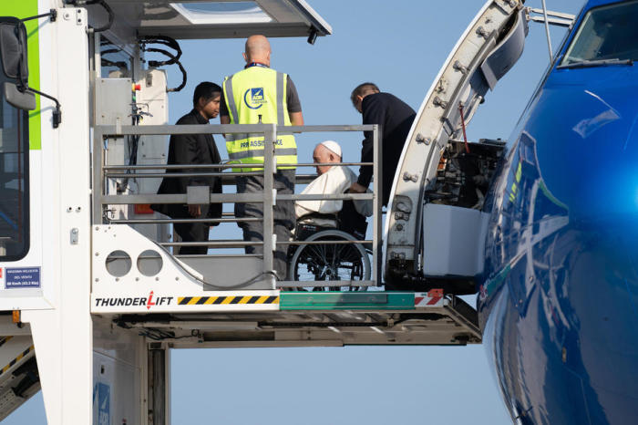 Papst Franziskus wird am Flughafen Leonardo Da Vinci an Bord des Flugzeugs gehoben, das ihn auf seiner apostolischen Reise nach Kanada bringen wird. Foto: epa/Redazione Telenews