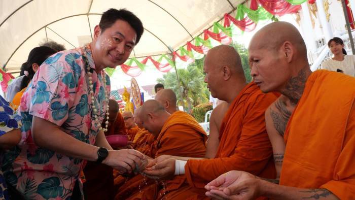 Pattayas Bürgermeister Poramet Ngampichet gießt Mönchen im Wat Chai Mongkhon Wasser über die Hände – ein Ritual des Respekts und Segens. Bild: TMN.TV