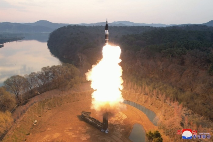 Testabschuss der Hwasongpho-16B, einer ballistischen Mittelstreckenrakete neuen Typs mit Feststofftreibstoff, die mit einem neu entwickelten Hyperschall-Gleitkopf bestückt ist, an einem ungenannten Ort in Nordkorea. Foto: epa/Kcna