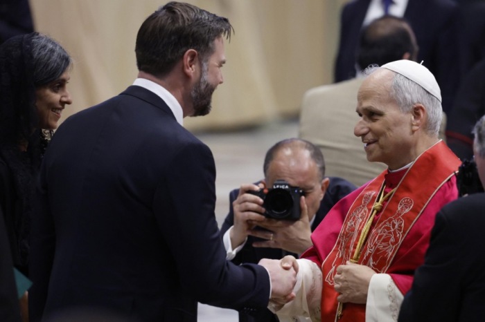 US-Vizepräsident JD Vance und seine Frau Usha Vance begrüßen Papst Leo XIV nach der Amtseinführungsmesse auf dem Petersplatz. Archivfoto: epa/Fabio Frustaci