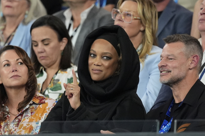 Das US-Model und die TV-Moderatorin Tyra Banks verfolgt ein Halbfinalspiel der Australian Open 2025 von der Tribüne der Rod Laver Arena in Melbourne aus. Foto: Asanka Brendon Ratnayake/Ap/dpa.