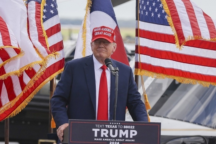 Ex-US-Präsident Donald Trump spricht auf dem South Texas International Airport in Edinburg. Foto: epa/Adam Davis