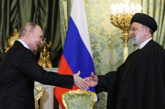 Wladimir Putin (L), der russische Präsident, schüttelt dem iranischen Präsidenten Ebrahim Raisi während ihres Treffens im Kreml in Moskau die Hand. Foto: epa/Sergei Bobylev