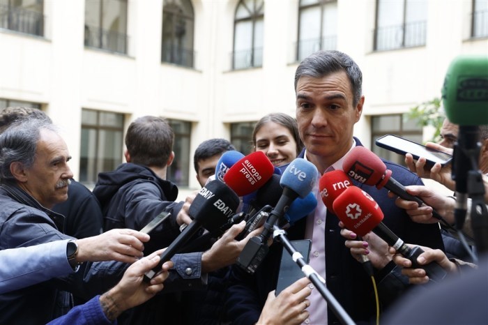 Spaniens Ministerpräsident Pedro Sanchez stimmt bei den Kommunal- und Regionalwahlen ab. Foto: epa/J.j.guillen