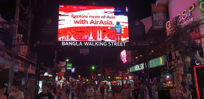 Die belebte Bangla Road bei Nacht ist Schauplatz zahlreicher Vorfälle und steht unter verstärkter Beobachtung. Fotoarchiv: Rüegsegger