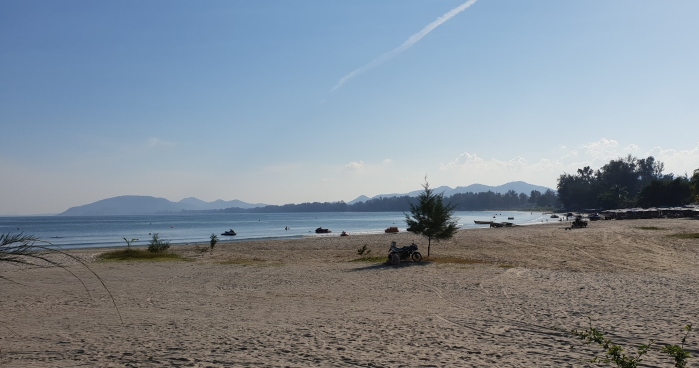 Strand am Hua Don Beach in Hua Hin mit ruhigem Meer und feinem Sand, dennoch können im Umfeld von Piers gefährliche Strömungen auftreten. Archivfoto: DER FARANG/Rüegsegger