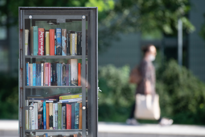 Ein offener Bücherschrank in Frankfurt am Main. Dort können Bücher kostenlos mitgenommen, getauscht oder für andere Leserinnen und Leser bereitgestellt werden. Foto: Boris Roessler/dpa.