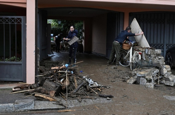 Menschen überprüfen die Schäden nach dem Sturm in Figline di Prato. Foto: epa/Claudio Giovannini