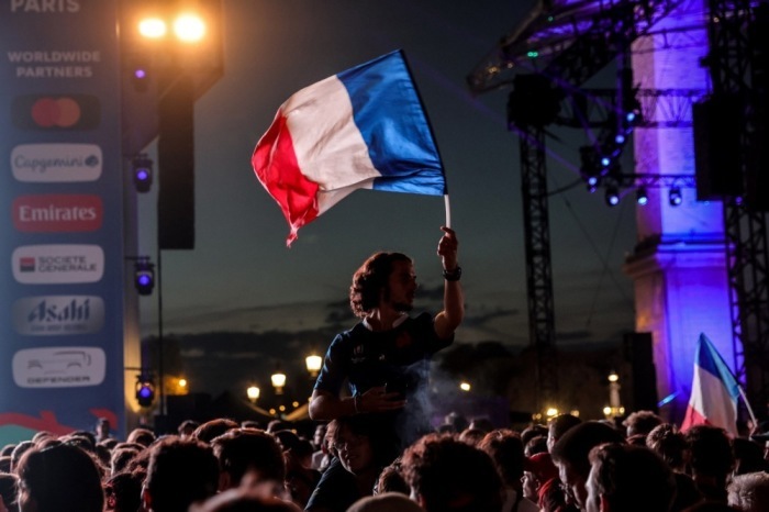 Französische Fans feiern in der Fanzone auf dem Pariser Place de la Concorde während des WM-Auftaktspiels gegen Neuseeland. Foto: epa/Teresa Suarez