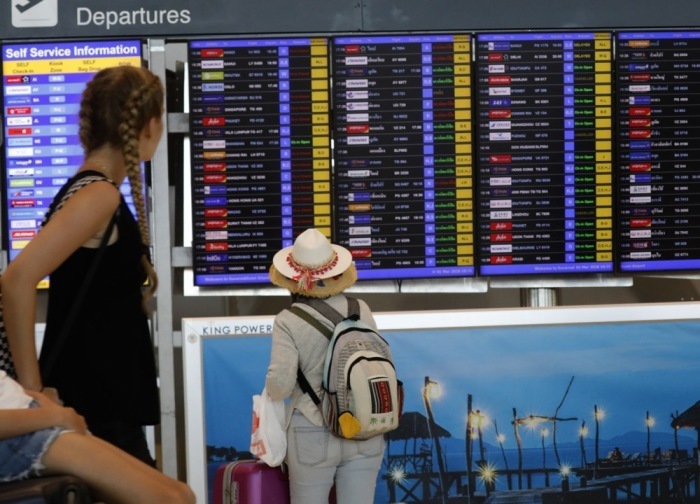 Passagiere informieren sich am Flughafen über Flugstatus und mögliche Ansprüche nach Verspätungen oder Annullierungen infolge von Luftraumsperrungen. Foto: epa/Narong Sangnak