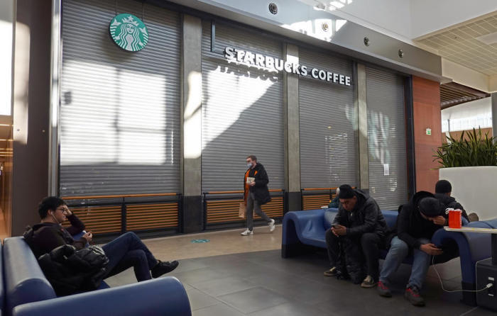 Ansicht eines geschlossenen Starbucks-Coffeeshops in Moskau. Foto: epa/Maxim Shipenkov