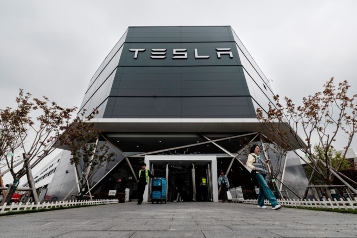 Besucher betreten bei einer von der Regierung organisierten Führung die Tesla-Gigafactory in Shanghai. Foto: EPA/Alex Plavevski