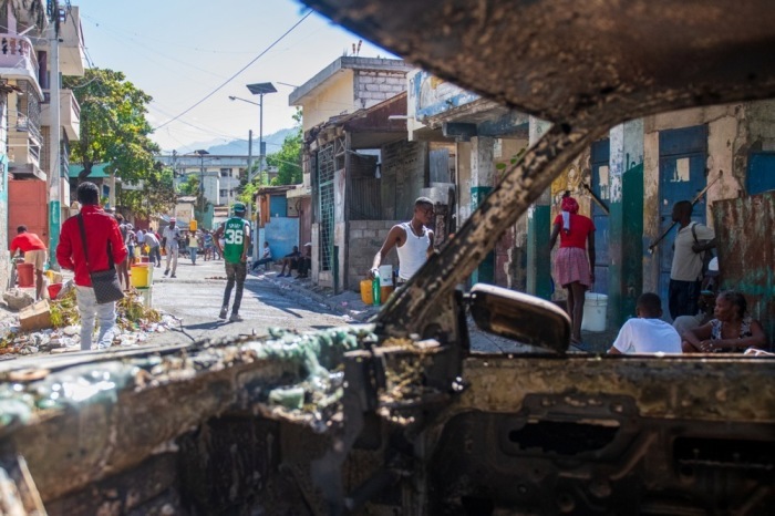 Verschiedene Menschen gehen eine Straße in Poste Marchand in Port-au-Prince entlang. Foto: epa/Johnson Sabin