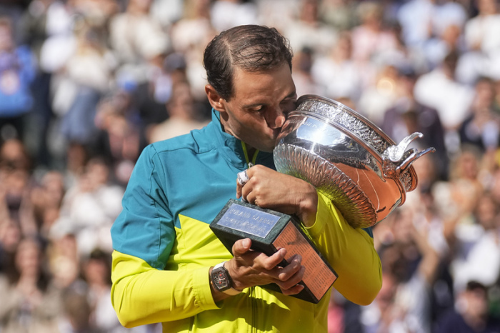 Rafael Nadal küsst die Trophäe nach seinem Sieg. Foto: Michel Euler