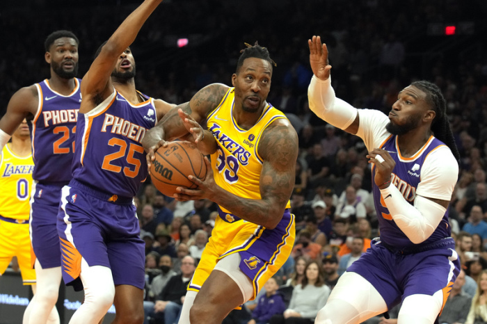 Dwight Howard (39), Center der Los Angeles Lakers, drängt sich während der ersten Halbzeit zwischen Mikal Bridges (25) und Jae Crowder (r), Forward der Phoenix Suns. Foto: Rick Scuteri/Ap/dpa