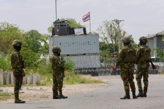 Kambodschanische Soldaten sichern die Grenze in der Provinz Banteay Meanchey vor thailändischen Sperranlagen aus Containern und Stacheldraht. Foto: epa/Kith Serey