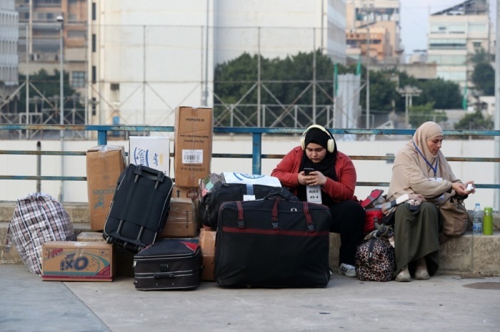 Syrische Flüchtlinge versammeln sich in Beirut zur organisierten Rückkehr in ihre Heimatorte in Syrien. Foto: epa/Wael Hamzeh