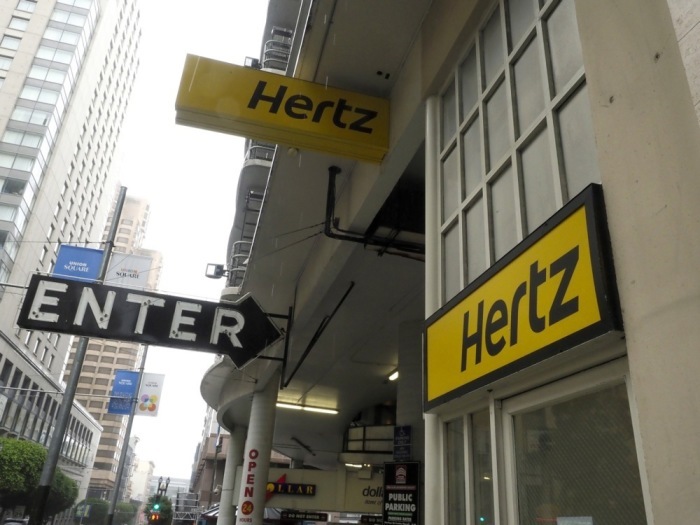 Ansicht eines Schildes einer Hertz-Autovermietung in der Innenstadt von San Francisco. Foto epa/JOHN G. MABANGLO